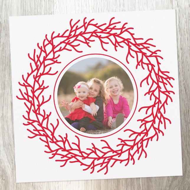 Cartão De Festividades Foto da Terra Escandinava Vermelha e Branca (Photo modern Scandinavian red and white wreath holiday keepsake Christmas card)