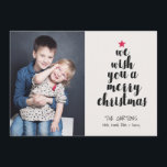 Cartão De Festividades Foto de Árvore de Natal Simples e Bonita<br><div class="desc">Procurando um na moda moderno para seus cartões com fotos de férias este ano? Este divertido cartão com fotos 5x7 apresenta uma árvore de Natal construída com as palavras "nós desejamos um feliz natal." Simples e fofo! A parte traseira da placa foi projetada com pequenos flocos brancos de neve sobre...</div>