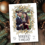 Cartão De Festividades Foto de Casamento de Ornamentos de Ouros Secos e B<br><div class="desc">Cartão com fotos de feriado novo com foto personalizada exibida em formato vertical e emoldurada com terra de ornamentos de ouro. Design de nostalgia romântica tradicional com elegante tipografia retrô moderna. Por favor,  navegue na minha coleção de Cartões com fotos Casados de Natal para mais designs.</div>