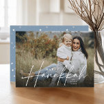 Cartão De Festividades Foto de Cheio Cursivo Descrito para Hanukkah<br><div class="desc">Compartilhe cartões de natal com esses cartões com fotos chic Hanukkah apresentando sua foto horizontal ou paisagística favorita de sangria de cheio. "Happy Hanukkah" aparece como uma cobertura de texto branco em serif clássico e a letra cursiva desenhada manualmente casualmente. Personalize com seu nome de família.</div>