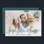 Cartão De Festividades Foto de Cheio de Script Elegante Hope Love Hugs Gr<br><div class="desc">Envie amor esta temporada para sua família e amigos com esses cartões modernos estilados por Orabella Impressões. A camada de texto elegante diz, "esperança, amor e abraços" em verde escuro sobre uma camada branca de gradiente na parte inferior da placa. A parte de trás apresenta pequenos pontos brancos de neve...</div>