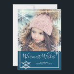 Cartão De Festividades Foto de Feriado de Snowy Winter Wonderland<br><div class="desc">Compartilhe os desejos mais calorosos da sua família com amigos e familiares este ano com um cartão de festas personalizado num tema festivo de inverno. Este design celebra a queda de neve com flocos de neve espalhados na frente do cartão e um fundo azul profundo contrastante. A foto de exemplo...</div>