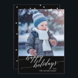 Cartão De Festividades Foto de feriados felizes da Caligrafia Negra Elega<br><div class="desc">Este elegante cartão com fotos de Feliz Natal em Caligrafia Negra é o cartão de feriado perfeito. A design apresenta um cartão com fotos moderno decorado com tipografia romântica e caprichosa e um suporte bolinhas. Personalize o cartão com seu nome de família e ano.</div>