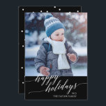 Cartão De Festividades Foto de feriados felizes da Caligrafia Negra Elega<br><div class="desc">Este elegante cartão com fotos de Feliz Natal em Caligrafia Negra é o cartão de feriado perfeito. A design apresenta um cartão com fotos moderno decorado com tipografia romântica e caprichosa e um suporte bolinhas. Personalize o cartão com seu nome de família e ano.</div>