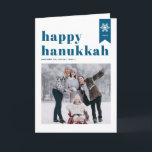 Cartão De Festividades Foto de Flocos de Neve do Hanukkah Feliz Azul<br><div class="desc">Feliz Hanukkah! | Envie seus desejos de férias com este cartão com fotos de Chanucá personalizável. Apresenta uma tipografia azul retrógrada e ousada, sotaque simples flocos de neve e padrão festivo. Personalize adicionando nomes, ano e foto. Esta foto festiva do Happy Hanukkah está disponível em várias cores e estoque de...</div>
