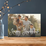 Cartão De Festividades Foto de Hanukkah por Sobreposição de Script Festiv<br><div class="desc">O cartão com fotos Simples e Chic Hanukkah apresenta a sua foto favorita da família sobreposta com "Happy Hanukkah" em letras brancas modernas. Personalize com seu nome de família e o ano no final. Cartões invertem para um padrão de neve e estrelas em branco e azul rico marinho.</div>