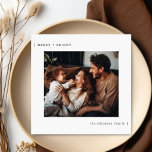 Cartão De Festividades Foto de Natal da Família Minimalista e feliz Brilh<br><div class="desc">Capture a alegria da estação festiva com o nosso cartão com fotos da família "Feliz e Brilho". Apresentando um design moderno minimalista combinado com o texto da máquina de escrever, esta carta mostra lindamente os seus queridos momentos familiares. O elegante design de dois lados oferece um toque único, fazer perfeito...</div>
