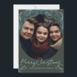 Cartão De Festividades Foto de Natal da Rua Evergreen<br><div class="desc">Uma coroa rústica com cores cada vez verdes torna estes cartões de Natal bonitos e intrincados. Personalize facilmente a sua imagem e mensagem.</div>