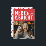 Cartão De Festividades Foto de Natal da Tipografia Vermelha e Bright Bold<br><div class="desc">Mande a tendência este ano com este novo novo cartão com fotos de férias com a tipografia moderna com a sua foto abaixo. A parte de trás apresenta um padrão e um ponto para uma foto e um sentimento adicionais. Esta placa é completamente personalizável,  incluindo fontes e cores.</div>