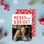 Cartão De Festividades Foto de Natal da Tipografia Vermelha e Bright Bold<br><div class="desc">Mande a tendência este ano com este novo novo cartão com fotos de férias com a tipografia moderna com a sua foto abaixo. A parte de trás apresenta um padrão e um ponto para uma foto e um sentimento adicionais. Esta placa é completamente personalizável,  incluindo fontes e cores.</div>