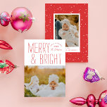 Cartão De Festividades Foto de Natal de Feliz e Típico Brilhante<br><div class="desc">Mande a tendência este ano com este novo novo cartão com fotos de férias com a tipografia moderna com a sua foto abaixo. A parte de trás apresenta um padrão de queda de neve e um ponto para uma foto e sentimentos adicionais. Esta placa é completamente personalizável, incluindo fontes e...</div>