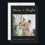 Cartão De Festividades Foto de Natal de Máquina de Máquina Preta e Branca<br><div class="desc">Um cartão de Natal único e elegante, minimalista e moderno. Que apresenta uma foto minimalista personalizável da família de cheios. Com tipografia branca de feliz e brilhante. E sob ele, o nome da família e os anos que podem ser alterados clicando no botão personalizado. E na parte de trás do...</div>