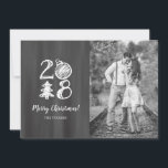 Cartão De Festividades Foto de Natal do Chalkboard Doodle 2018<br><div class="desc">Receba "ohs and aahs" da família e amigos nesta época de Natal quando você enviar este design de cartão de Natal único com um fundo de quadro com tipografia química e ícones de rabisco que formam o texto "2018"! Entre em contato conosco se quiser que este design seja modificado para...</div>
