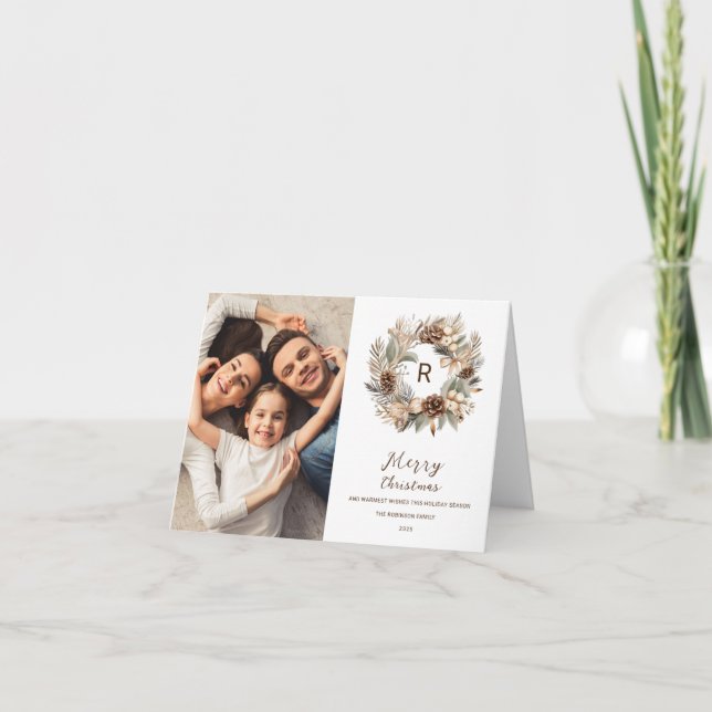 Cartão De Festividades Foto de Natal do Monograma Pinecone Winter Wreath (Frente)