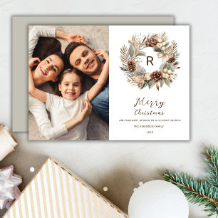 Cartão De Festividades Foto de Natal do Monograma Pinecone Winter Wreath