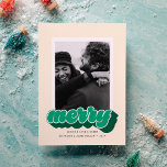 Cartão De Festividades Foto de Natal do Script Retroativo Verde da feliz<br><div class="desc">Este cartão de Natal inspirado apresenta a palavra feliz em um roteiro verde na parte inferior de uma foto na frente. A parte traseira da placa tem espaço para uma segunda foto. Personalize-o com uma breve saudação pessoal,  seu nome e o ano.</div>