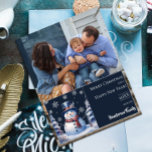 Cartão De Festividades Foto de Natal do Winter Forest Snowman<br><div class="desc">Espalhe as alegrias de férias para amigos e familiares com este festivo Cartão com fotos de Natal Snowman Flat Forest. Cartão com fotos design apresenta um bonitinho bonitinho de neve em um charmoso chapéu e cachecol em uma cena de floresta de inverno de pinheiros cobertos de neve com neve caindo....</div>