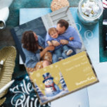 Cartão De Festividades Foto de Natal do Winter Forest Snowman | Amarelo<br><div class="desc">Espalhe sorrisos e alegria sazonal com este charmoso Cartão com fotos de Natal Snowman, Dourado da Floresta de inverno, com um bonzinho bonitão e cachecol, rodeado por pinheiros cobertos por neve e um pano de fundo pacífico da floresta de inverno. Neve em queda e flocos de neve brancos delicados acrescentam...</div>