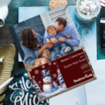 Cartão De Festividades Foto de Natal do Winter Forest Snowman | Vermelha<br><div class="desc">Espalhe sorrisos e alegria sazonal com este encantador Cartão com fotos de Natal da Floresta Vermelha de inverno, Snowman, com um bonzinho bonitão e lenço, rodeado por pinheiros cobertos por neve e um pano de fundo pacífico da floresta de inverno. Neve em queda e flocos de neve brancos delicados acrescentam...</div>