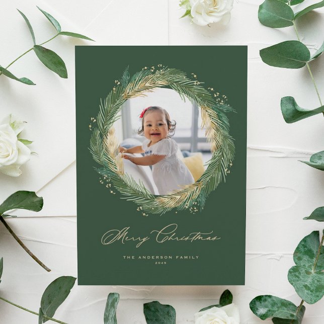 Cartão De Festividades Foto de Natal Dourada e verde das Agulhas de pinhe (Faux Gold Foil Pine Needles Wreath Merry Christmas Photo Holiday Card)