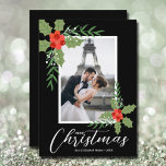 Cartão De Festividades Foto de Natal Holly e Berries<br><div class="desc">Poinsettias, bagas e verde acenam sua foto favorita com seus nomes e saudações em letras quicas, uma bela maneira de enviar alegria de férias. Use QUALQUER fonte, cor da fonte e cor de fundo (nós usamos preto) na frente e no verso. Selecione Matte para o papel mais pesado e alta...</div>