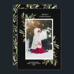 Cartão De Festividades Foto de Natal Holly e Berries<br><div class="desc">Holly e bagas acenam sua foto favorita com seus nomes e saudando em letras quicas em qualquer cor na frente. ALTERE a cor de fundo (mostramos preto) e a cor do quadro também (mostramos ouro) para corresponder à sua foto. **ADICIONE mais fotos ou detalhes na parte traseira. Selecione Matte para...</div>