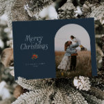 Cartão De Festividades Foto de Natal Mínima do Arco Azul<br><div class="desc">Cartões de foto de Natal mínimo e limpo com um quadro de arco azul com um texto tipográfico que diz "feliz natal" com uma simples ilustração de bagas vermelhas.</div>