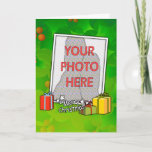 Cartão De Festividades Foto de Natal Personalizável Holly e Boxes<br><div class="desc">Coloque sua própria fotografia no titular da posição e crie um presente de fotos de Natal exclusivo para compartilhar com sua família ou amigos. Design com presentes de natal e bagas sagradas e de natal. sgb01</div>