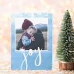 Cartão De Festividades Foto de Natal puro Joy Holiday Floco de Neve<br><div class="desc">Envie alegria de férias com este cartão divertido com sua foto emoldurada por uma borda azul de neve com cor d'água.  Adicione sua saudação personalizada e seu nome ao dentro.  Simples,  festivo e sincero,  uma carta que certamente vai dar sorrisos para amigos e família.</div>
