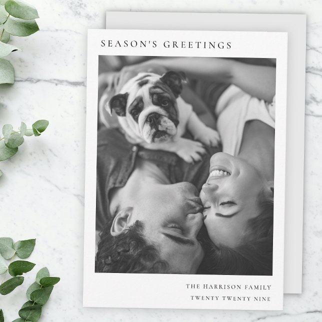 Cartão De Festividades Foto de Natal Simples, Mínima e Preta (Share warm festive style with a minimalist Season’s Greetings card by Guava)