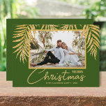 Cartão De Festividades Foto de Natal Tópico para Palmas Douradas<br><div class="desc">Frentes de palma brilhantes de ouro brilhante em um fundo verde escuro destacam sua foto favorita nessas Cartões de foto de Natal de feriado. Feliz Natal e seus nomes no final em letra chic. Alta definição para melhor qualidade. MAIS CORES e estilo multifoto feito para você em nossa coleção.</div>