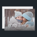 Cartão De Festividades Foto de neve com script de feriados felizes<br><div class="desc">Celebrar as festas com este Cartões de foto de Natal chic com roteiro moderno e queda de neve.</div>
