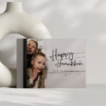 Cartão De Festividades Foto de Nomes de Família Minimalistas Felizes Hanu<br><div class="desc">Essa placa moderna de Hanukkah apresenta um design de fotos com sangramento de cheio com mínima cobertura de tipografia,  criando um cartões de natal elegante e na moda. Perfeito para mostrar sua foto favorita,  o texto simples adiciona um toque contemporâneo aos desejos de Chanucá.</div>
