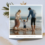 Cartão De Festividades Foto de quadro Manuscrito de praia família natalíc<br><div class="desc">Celebre a alegria de um Natal litorâneo com este elegante cartão de tema de praia. Apresentando uma foto familiar enquadrada e uma caligrafia casual,  é um design quente e minimalista que traz a beleza da costa para os cartões de natal. Perfeito por compartilhar memórias à beira-mar com entes queridos.</div>