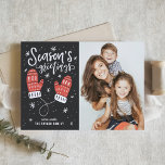 Cartão De Festividades Foto de Saudações da Estação Red Winter Mittens<br><div class="desc">Saudações da temporada | Envie seus desejos de feriado para amigos e familiares com este cartão de feriado personalizável. Este cartão fotográfico de Natal apresenta caligrafia moderna e luvas vermelhas de inverno. Personalize adicionando seus detalhes. Este cartão de feriado fotográfico está disponível em outras cores e estoque de papelão. Itens...</div>