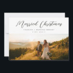Cartão De Festividades Foto de Script de Natal Casado Elegante Minimalist<br><div class="desc">Cartão de feriado elegante e simples com sua foto emparelhada com o tipo elegante. A parte de trás apresenta uma perfeita colagem de fotos com espaço para seu próprio sentimento personalizado. Todo texto e cores são editáveis.</div>