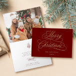 Cartão De Festividades Foto de Script de Natal Vermelho e Dourado Folgado<br><div class="desc">Esta carta de fotos de Natal dobrada apresenta uma elegante e romântica carta caligráfica suave com um buquê holly berry de inverno e um dentro de fotos. Para uma personalização mais avançada deste design,  clique no BOTÃO FERRAMENTA DESIGN AZUL acima!</div>