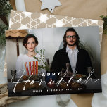 Cartão De Festividades Foto de Script Moderno de Manuscrito Feliz Hanukka<br><div class="desc">Um cartão de feriado simples e moderno com uma foto de sangria de cheio e uma saudação de 'Happy Hanukkah' em um roteiro de caligrafia branca na parte inferior de uma camada preta de fotos. Uma estrela geométrica de padrão branco David em um fundo esticado neutro preenche a parte traseira...</div>