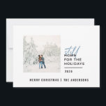 Cartão De Festividades Foto de tipografia mínima moderna ainda em casa<br><div class="desc">Chic,  placa lisa mínima gráfica vermelha e branca moderna. Uma citação engraçada ainda está em casa nos feriados. As cores podem ser alteradas. Parte de uma coleção de férias.</div>