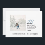 Cartão De Festividades Foto de tipografia mínima moderna ainda em casa<br><div class="desc">Chic,  placa lisa mínima gráfica vermelha e branca moderna. Uma citação engraçada ainda está em casa nos feriados. As cores podem ser alteradas. Parte de uma coleção de férias.</div>