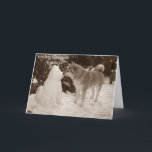 Cartão De Festividades foto de um bonitinho bebendo um cachorro-de-neve c<br><div class="desc">O engraçado boneco de neve akita neste cartão de Natal personalizável foi construído logo após o Natal na espessa neve de dezembro. O akita de neve tem uma expressão engraçada no rosto, mas... acho que alguém se pareceria com ele se estivesse sentado na neve fria por horas. A bonito garota...</div>
