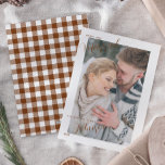 Cartão De Festividades Foto de Xadrez de Tipografia de Script de feliz e<br><div class="desc">Celebre seu primeiro Natal como recém-casados com esta bela placa de Natal para Xadrez de Típicos de Típicos de Script Casados e Feliz, com um layout de foto íntimo e um caramelo salgado e xadrez de verificação de búfalos brancos. Perfeito por enviar desejos quentes de feriado para familiares e amigos,...</div>