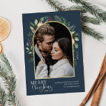 Cartão De Festividades Foto do Arco Verde Dourado do Elegante Marinho Mod<br><div class="desc">Este design apresenta um arco verde moderno com uma delicada estrutura de ouro brilhante com um contorno de quadro branco com uma fotografia vertical solteiro. Para fazer alterações avançadas, selecione a opção 'Clique para personalizar mais' na seção 'Personalizar este modelo'. Aqui, você pode editar/adicionar caixas de texto, cores e fontes....</div>