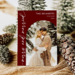 Cartão De Festividades Foto do Arco Vermelho Moderno, recém-casados, Feli<br><div class="desc">Comemore sua nova jornada juntos nesta temporada de festas com um cartão maravilhoso com uma foto favorita de vocês como recém-casados. O moderno design de arco vermelho cria um pano de fundo ousado e festivo, definindo elegantemente sua imagem enquanto transmite sua mensagem alegre de "Feliz e casado" na tipografia na...</div>