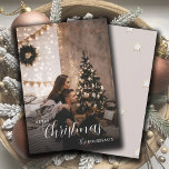 Cartão De Festividades Foto do Casal de Natal da Tendência Moderna<br><div class="desc">Um cartão de saudação horizontal, moderno e moderno, fotográfico com uma fotografia e um nome de casal com um simples fundo mínimo com luzes de cordas e árvore de férias. Cores neutras do enfumaçado. Esta fotografia é um espaço reservado que deve ser substituído por sua própria foto de feriado criativo....</div>