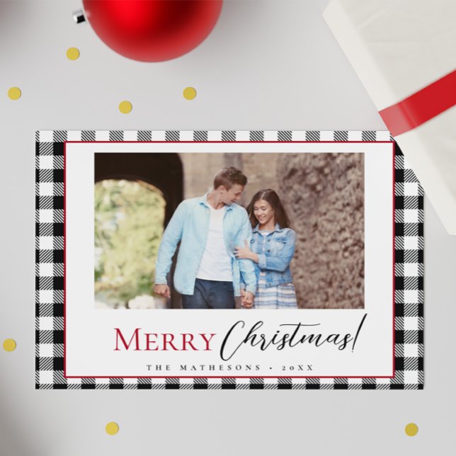 Cartão De Festividades Foto do Casal de Xadrez Moderno e Branco Negro (Merry Christmas couple first holiday card with photo, black and white plaid.)