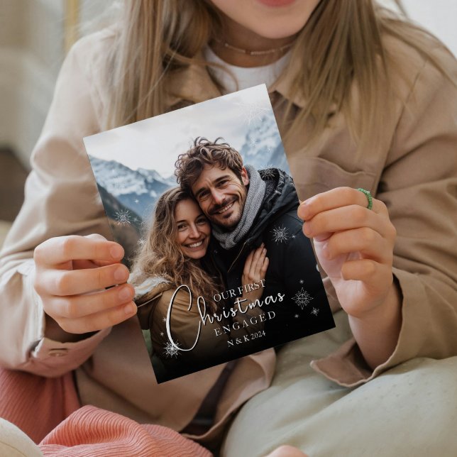 Cartão De Festividades Foto do Casal Feliz Envolvido no Natal (Criador carregado)