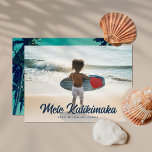 Cartão De Festividades Foto do Cheio de trás das árvores de palma da mode<br><div class="desc">Procurando cartões de Natal com tema de praia para enviar a família e amigos? Estes cartões com fotos são perfeitos! Eles apresentam um modelo de foto horizontal de hemorragia de cheio e a leitura da tipografia moderna, "Mele Kalikimaka." Há uma camada branca de gradiente em direção à parte inferior que...</div>