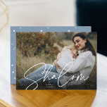 Cartão De Festividades Foto do Cheio Shalom Descrito para Hanukkah<br><div class="desc">Compartilhe cartões de natal com esses cartões com fotos chic Hanukkah apresentando sua foto horizontal ou paisagística favorita de sangria de cheio. "Shalom" aparece como uma cobertura de texto branco em caracteres cursivos gravados manualmente. Personalize com seu nome de família.</div>