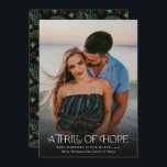 Cartão De Festividades Foto do cheio Thrill of Hope Anunciar Foto de Grav<br><div class="desc">Estes belos cartões de natal de anúncio de gravidez com fotos de cheio apresentam a leitura moderna e elegante da tipografia,  "A Thrill of Hope". O dorso contém um padrão natalício de pinheiros e bagas sobre um fundo de cor personalizado (mostrado em preto).</div>
